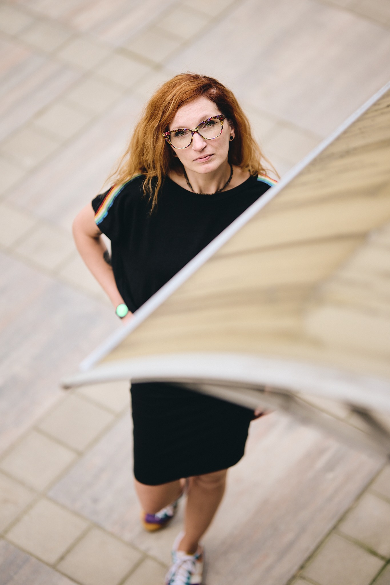 Joanna Krzemińska patrzy w obiektyw z góry schodów