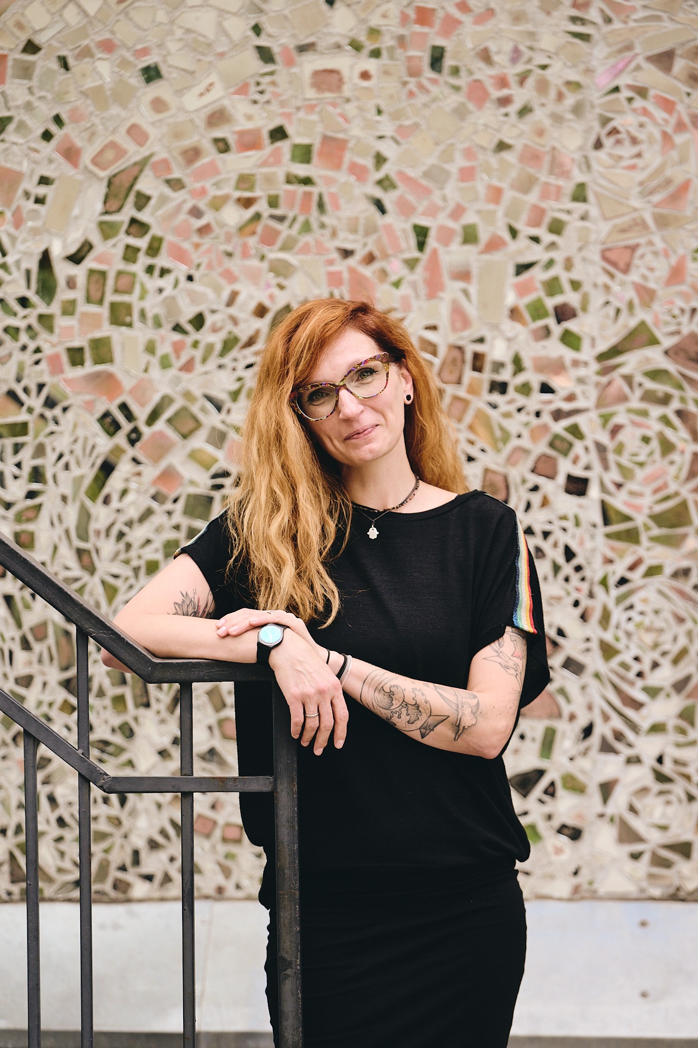 Joanna Krzemińska na tle mozaikowej ściany