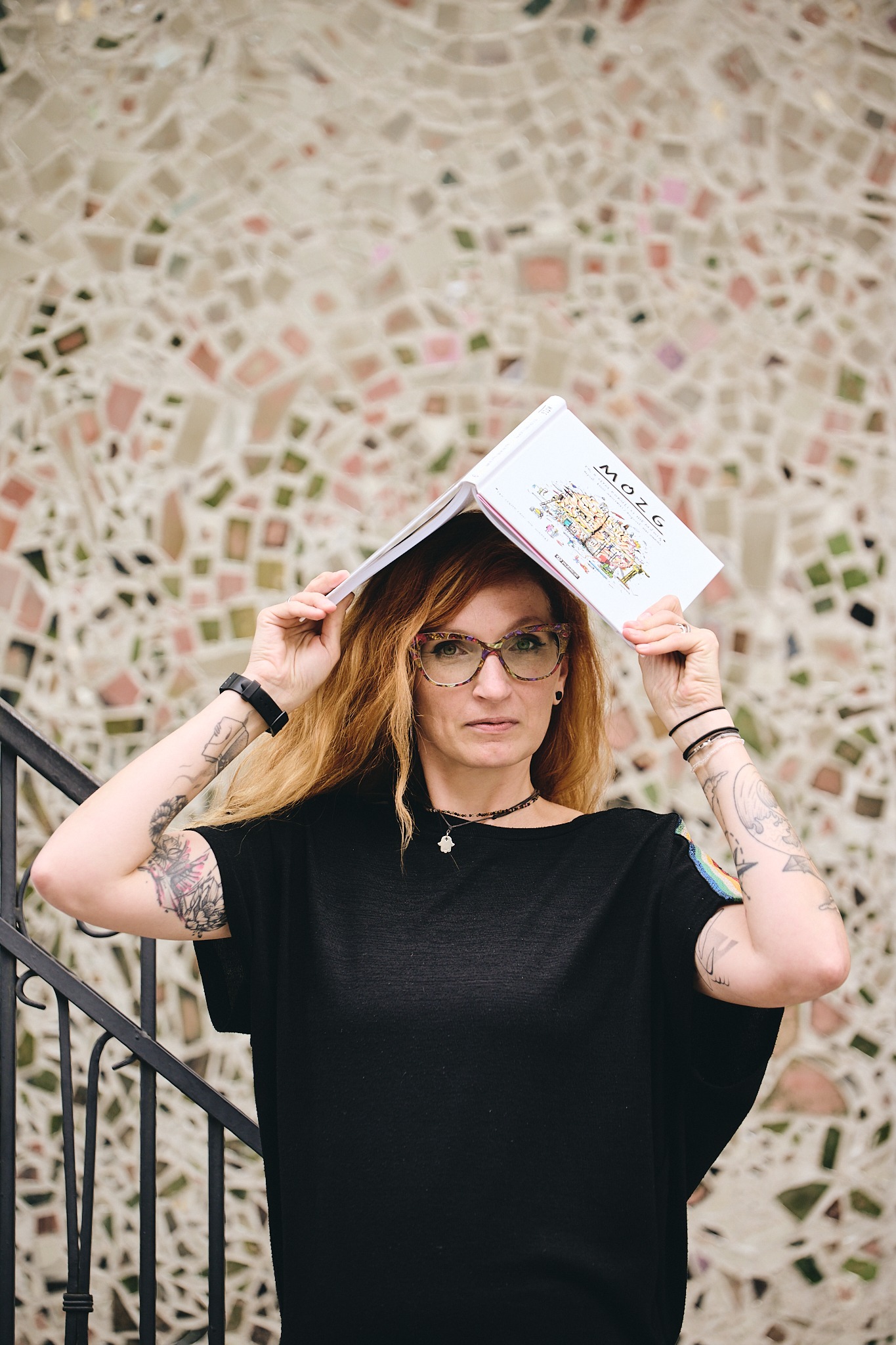 Joanna Krzemińska z książką nad głową