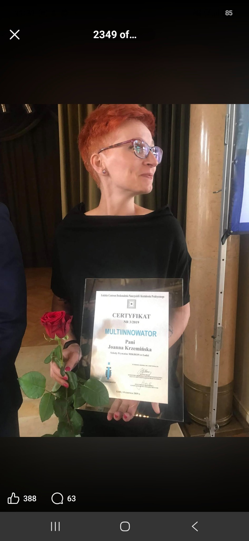 Joanna Krzemińska z certyfikatem Multiinnowator ŁCDNiKP z 2019 roku, pokazanym przy wyróżnieniach Lider w Edukacji