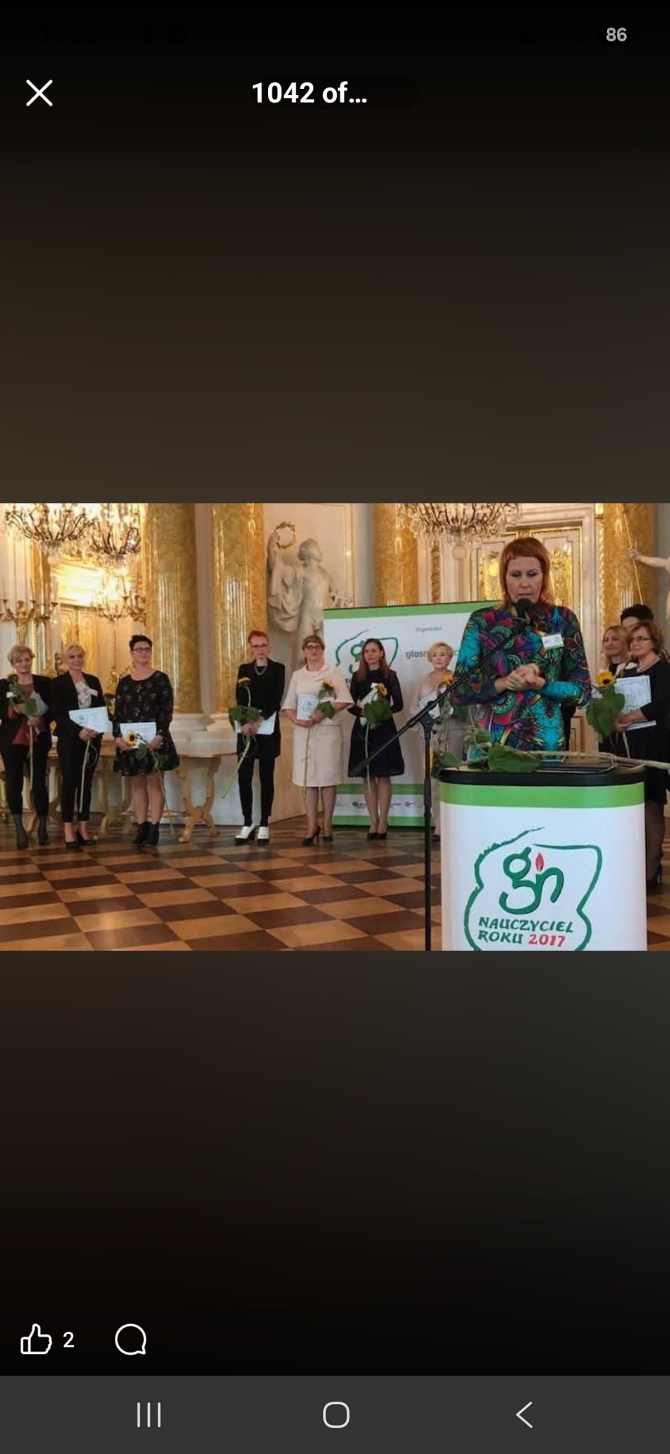 Gala Nauczyciel Roku 2017 na Zamku Królewskim: przemawiająca osoba na pierwszym planie, w tle rudowłosa Joanna Krzemińska wśród finalistek